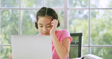 Evde karantina altındayken internetten öğrenim gören bir kız..
