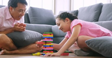 Baba ve kızıyla mutlu bir aile evde vakit geçiriyor..