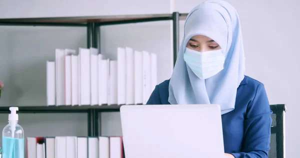 Muslim Businesswoman Wear Protective Masks Work Office — Stock Photo, Image