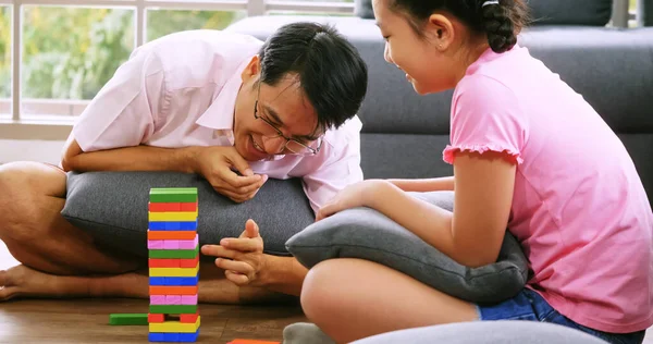 Familia Feliz Con Padre Hija Pasando Tiempo Juntos Casa — Foto de Stock