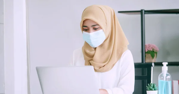 Muslim Businesswoman Wear Protective Masks Work Office — Stock Photo, Image