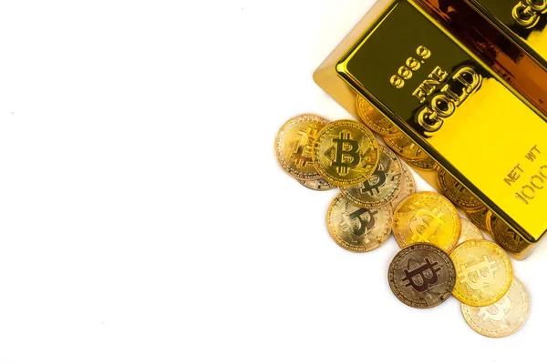 Bitcoins Des Neuen Digitalen Geldes Und Goldbarren Auf Weißem Hintergrund — Stockfoto