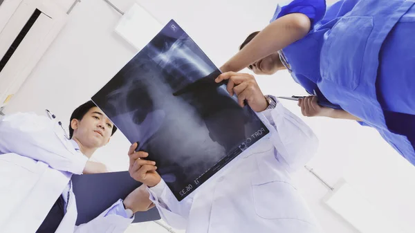 Врачи Медицинские Ассистенты Обсуждают Результаты Диагностики Рентгеновской Пленке — стоковое фото