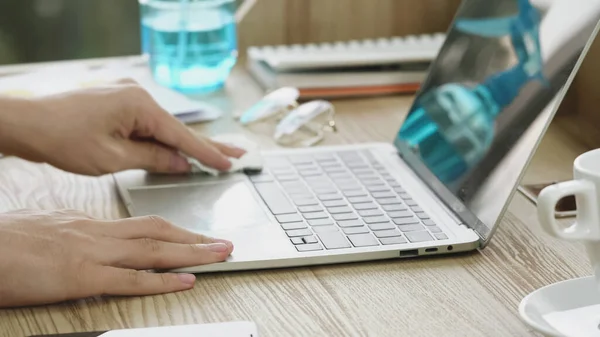 Primer Plano Manos Masculinas Limpiando Superficie Computadora Portátil Con Spray — Foto de Stock