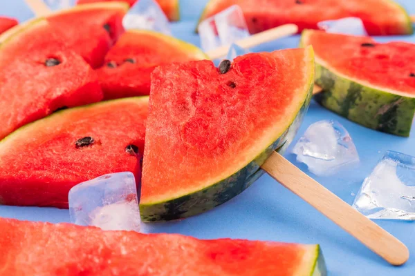 Watermeloen Plakjes Stokjes Met Ijsblokjes Zoetwatermeloen Ijslolly Blauwe Achtergrond — Stockfoto