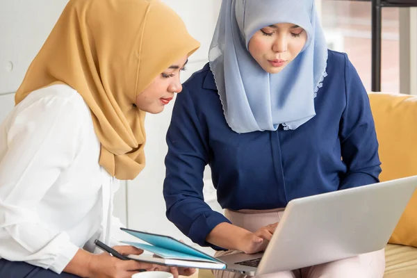 Két Fiatal Muszlim Üzletasszony Egy Irodai Munkáról Tárgyal — Stock Fotó