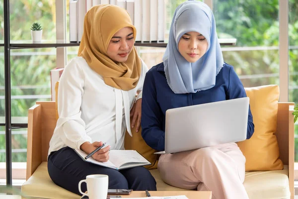 Two Young Muslim Businesswomen Discussing Work Office — Stock Photo, Image