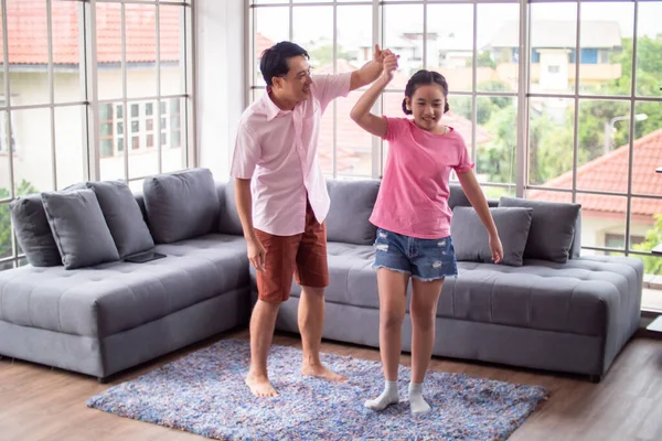 Glückliche Familie Mit Vater Und Tochter Die Zeit Hause Verbringen — Stockfoto