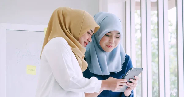 两名年轻的穆斯林女商人在办公室讨论一项工作 — 图库照片