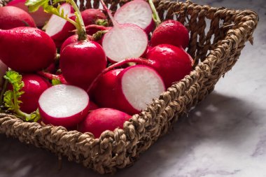 Dilimlenmiş turplar arkaplanlı bir sepette.