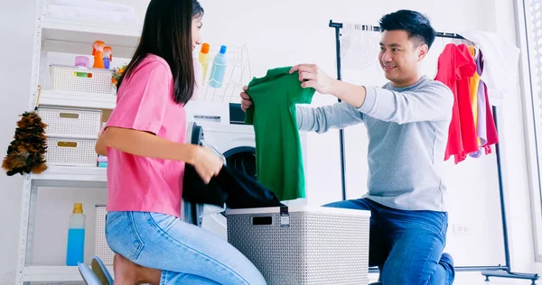 Муж Помогает Жене Положить Одежду Стиральную Машину Счастливая Азиатская Пара — стоковое фото