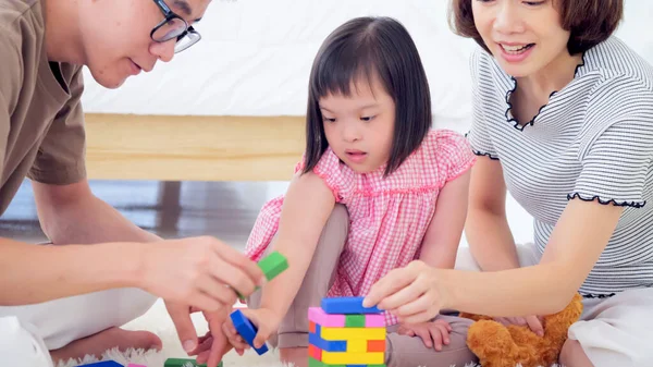 Lycklig Familj Med Mor Far Och Handikappad Dotter Som Tillbringar — Stockfoto