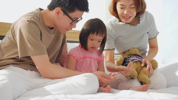 Glückliche Familie Mit Mutter Vater Und Behinderter Tochter Verbringen Zeit — Stockfoto