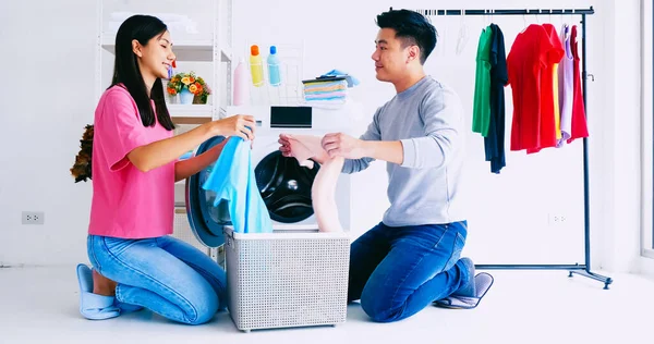 Муж Помогает Жене Положить Одежду Стиральную Машину Счастливая Азиатская Пара — стоковое фото