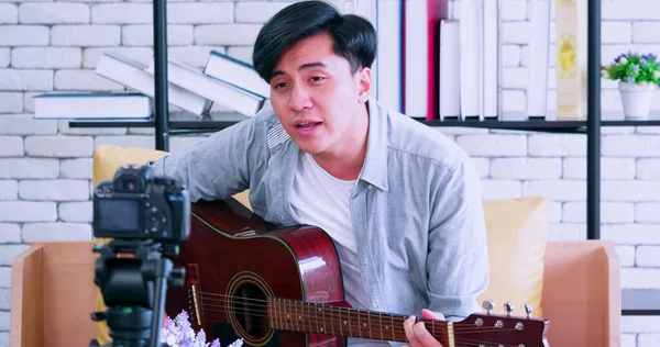 Jovem Asiático Está Tocando Guitarra Cantando Nas Mídias Sociais Vivo — Fotografia de Stock