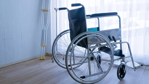 Cadeira Rodas Moderna Vazia Bengala Bengalas Quarto Hospital — Fotografia de Stock