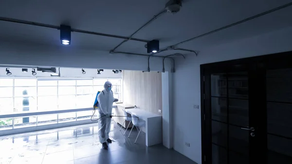 Arbeiter Persönlicher Schutzausrüstung Ppe Anzugreinigung Gebäude Mit Sprühdesinfektionswasser Zur Entfernung — Stockfoto