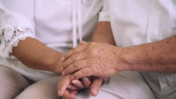 Close Eldery Couple Holding Hands Together — Stock Photo, Image