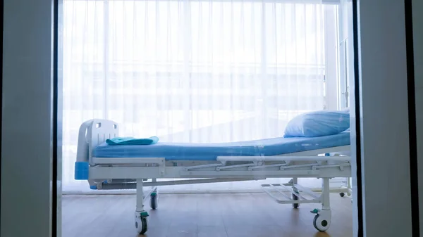 Hastanedeki Hastalar Için Yatak Odası Hastane Koğuşundaki Boş Yatak — Stok fotoğraf