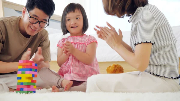 Anne, baba ve özürlü kızlarıyla mutlu bir aile evde vakit geçiriyor..