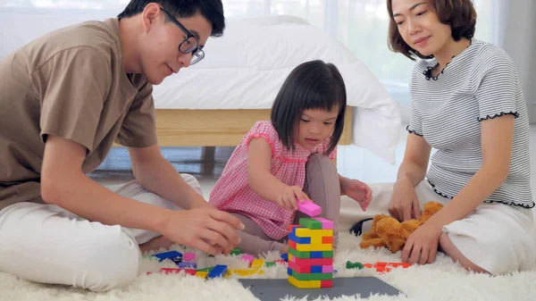 Glückliche Familie Mit Mutter Vater Und Behinderter Tochter Verbringen Zeit — Stockfoto