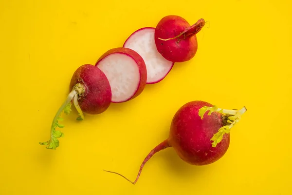 Rábano Rojo Rodajas Maduras Sobre Fondo Amarillo — Foto de Stock