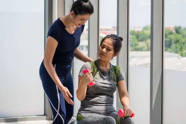 Dos Mujeres Asiáticas Haciendo Yoga Juntas Gimnasio —  Fotos de Stock