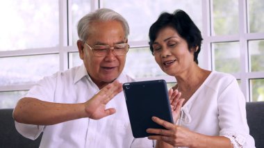 Asyalı yaşlı çift evde birlikte vakit geçiriyor..