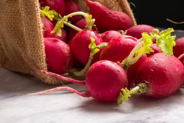 Primer Plano Rábanos Rojos Maduros Una Canasta Con Fondo Grunge — Foto de Stock