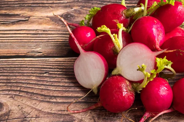 Vista Superior Los Rábanos Rojos Maduros Rodajas Sobre Fondo Madera — Foto de Stock