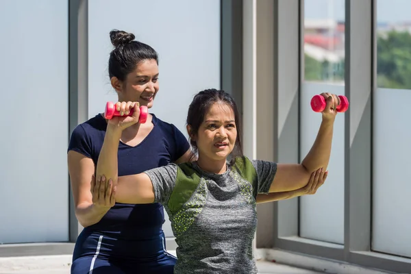 Dos Mujeres Asiáticas Haciendo Yoga Juntas Gimnasio —  Fotos de Stock