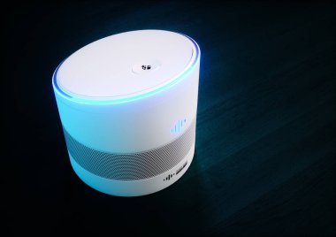 Aktif ev akıllı ses asistanı. 3D render beyaz kavramı Merhaba fütüristik yapay zeka konuşma tanıma teknoloji koyu mavi ahşap arka plan üzerinde. 