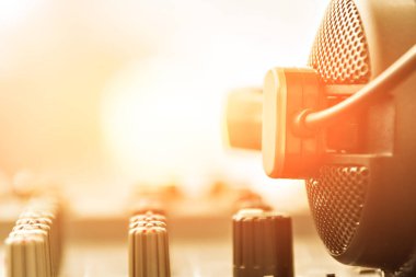 Kulaklık ve DJ mikseri. Güneşten gelen ışık.