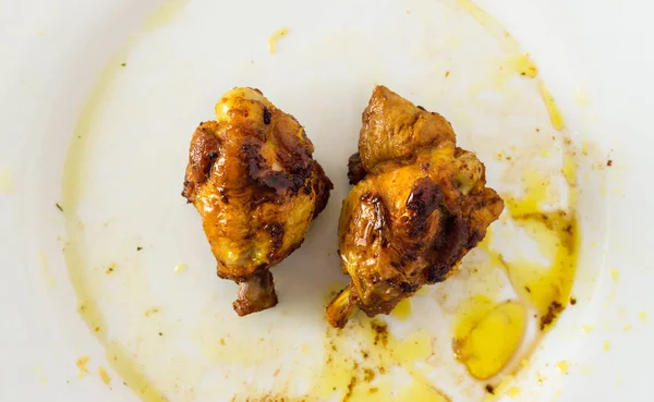 Palitos Pollo Plato Blanco Con Aceite Alrededor —  Fotos de Stock