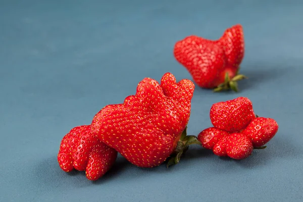 Bayas Frescas Jugosas Fresas Orgánicas Forma Inusual Primer Plano Frutas —  Fotos de Stock