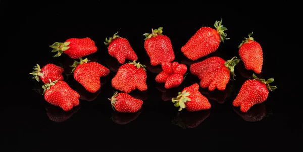 Banner Mit Hässlichen Bio Erdbeeren Viele Reife Beeren Auf Dunklem — Stockfoto