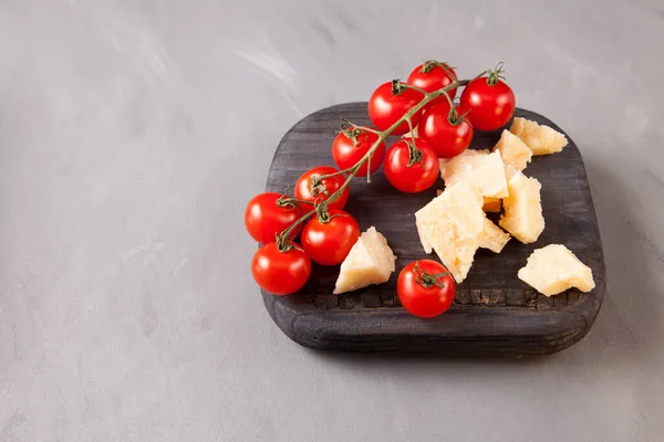 Pequeños Tomates Rojos Cereza Rebanadas Queso Una Tabla Madera Vieja — Foto de Stock