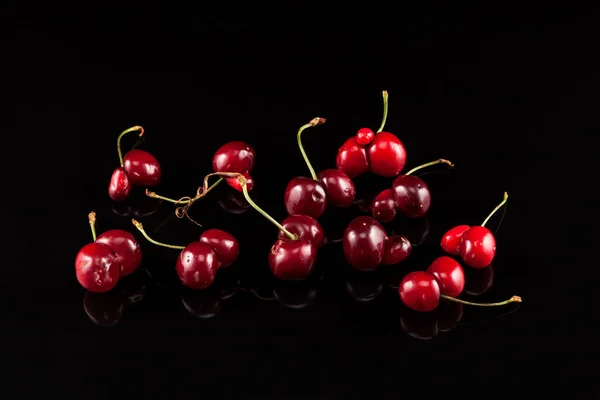 Friss Olvasztott Cseresznye Bogyók Cseresznye Sötét Háttérrel Tükörképpel Koncepció Ronda — Stock Fotó