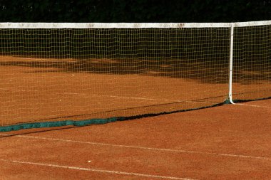 Açık hava kil tenis kortunun bir parçası. Izgara ve işaretleme çizgileri görünür, seçici odak.