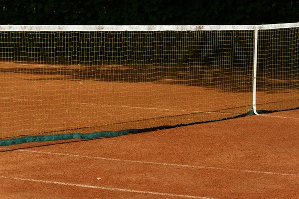 클레이 테니스장의 조각입니다 보이는 자르고 표시하고 선택적 초점을 맞추라 — 스톡 사진