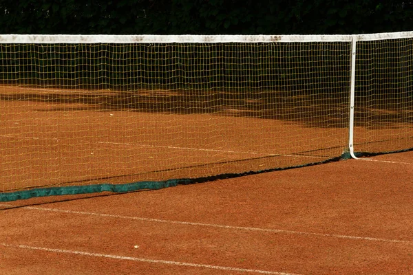 Açık hava kil tenis kortunun bir parçası. Izgara ve işaretleme çizgileri görünür, seçici odak.
