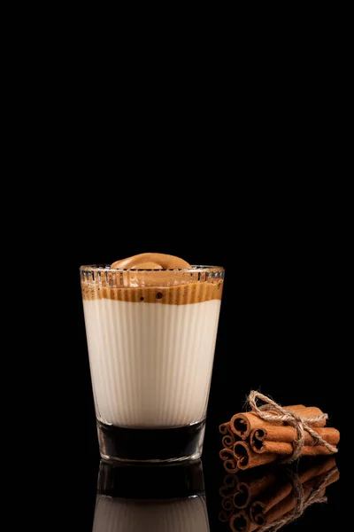 Кофе Dalgona Корейский Кофе Напиток Черном Фоне Мгновенный Кофе Эспрессо — стоковое фото