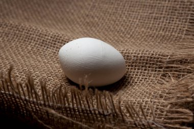 Çuval bezinin arka planında çirkin anormal eğri yumurta, yakın plan..