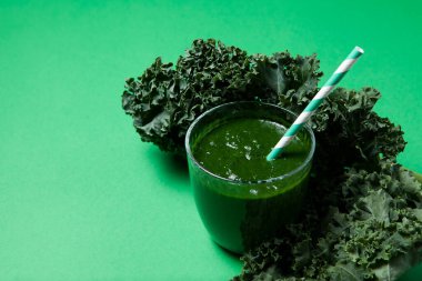 Yeşil sebze suyu veya lahana püresi. Sağlıklı içecek alternatif tıpta da kullanılır. Seçici odak, boşluğu kopyala.