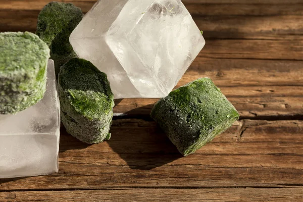 Verduras Verdes Congeladas Cubitos Hielo Vaso Transparente Sobre Una Vieja — Foto de Stock