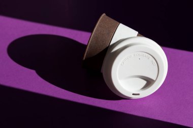 Geri dönüştürülmüş kartondan yeniden kullanılabilir bardak. Kahve fincanı atıklarını azalt. Seçici odaklanma. Sıfır atık.