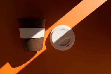 Kahve fincanlarını tekrar kullanılabilir kahve fincanlarıyla azalt. Kapağında 