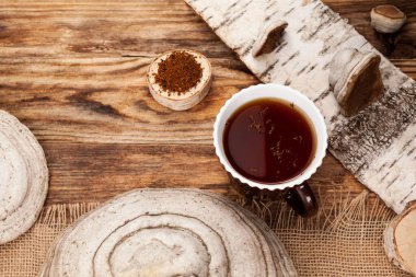 Chaga çayı sağlıklı bir doğal içecektir. Doğal antioksidan. Kurutulmuş Chaga huş mantarından yapılmış. Alternatif tıp ve bitkisel tıpta kullanılır. Yukarıdan görüntüle.
