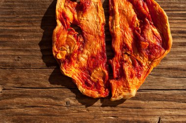 Tahtada kurumuş karpuz dilimleri. Sağlıklı doğal tatlılar. Üst görünüm, alanı kopyala.