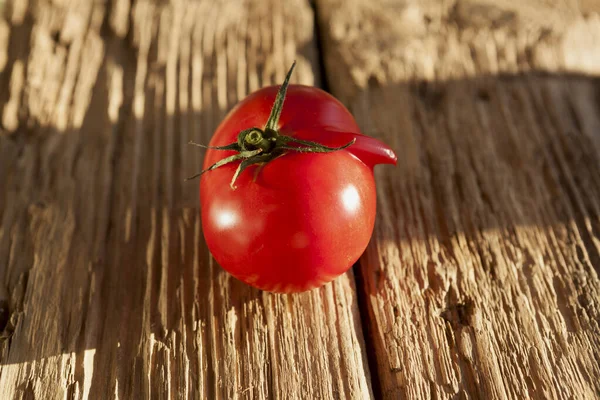 旧木板上的丑陋的西红柿 吃形状不完善的蔬菜和水果 — 图库照片